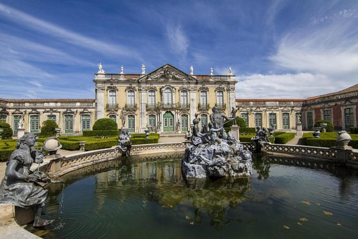 um edifício com uma fonte em frente a um edifício