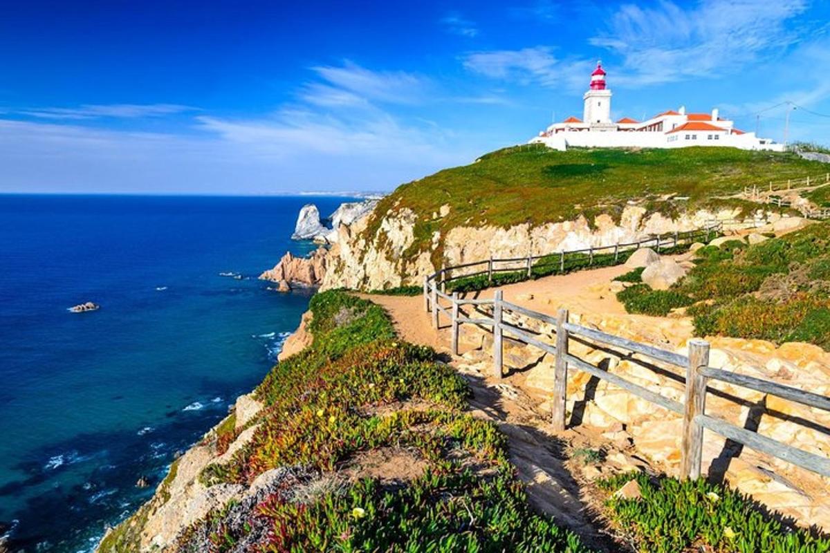 um farol no topo de um penhasco próximo ao oceano