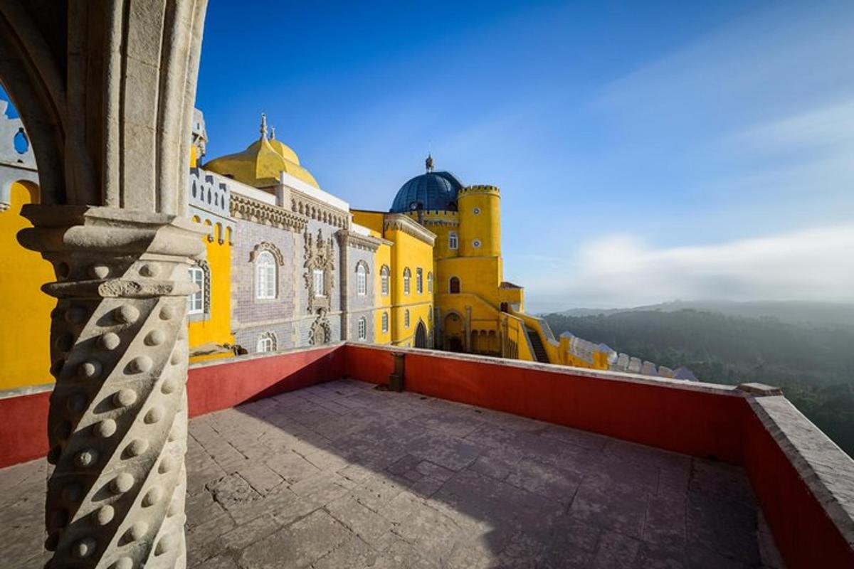 uma vista da varanda de um prédio