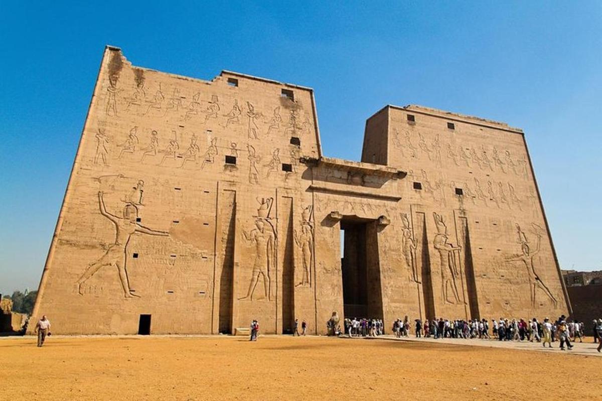 un gruppo di persone in piedi davanti a un antico edificio