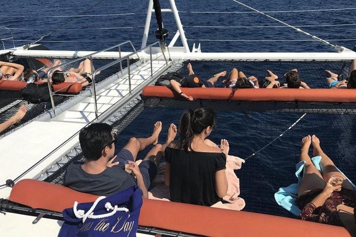 μια ομάδα ανθρώπων που κάθονται στο νερό σε μια βάρκα