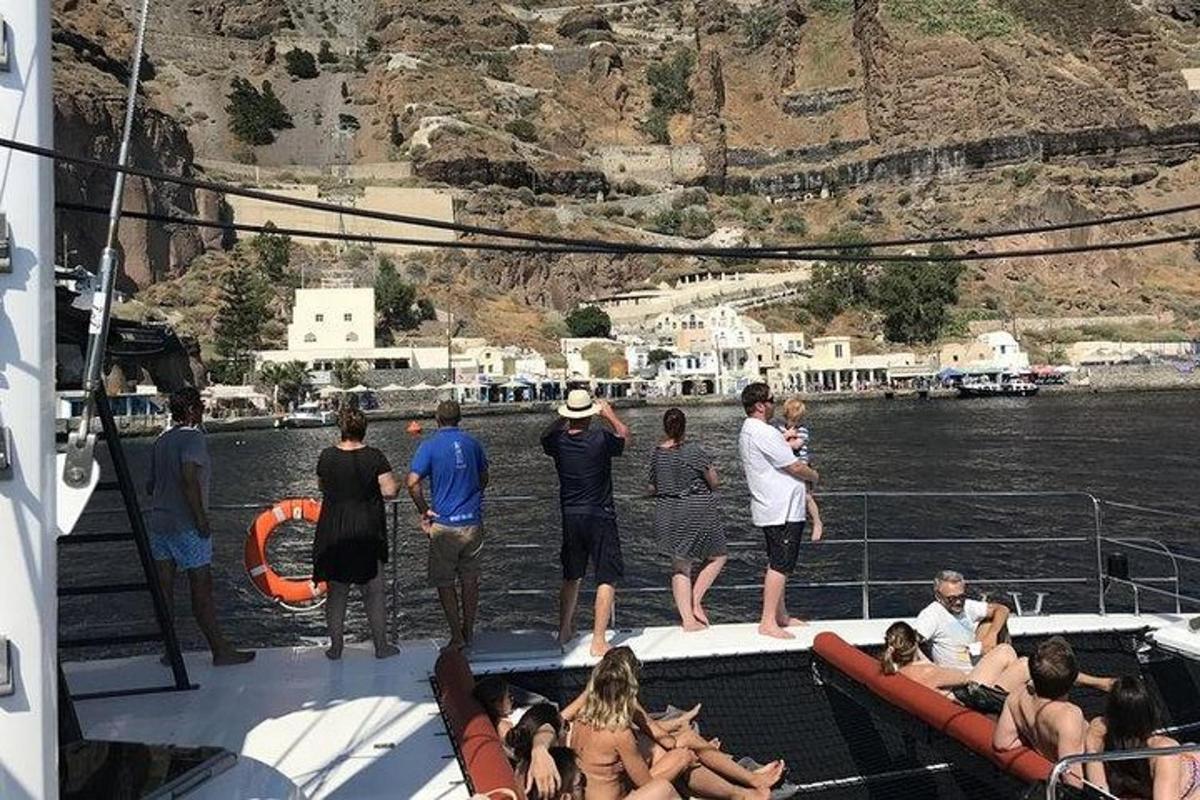 група људи на чамцу у води