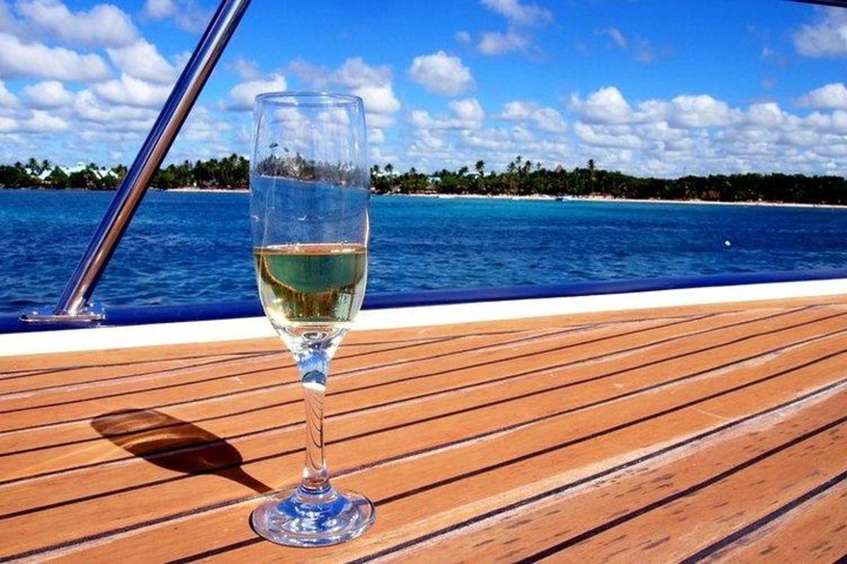uma taça de vinho no convés de um barco