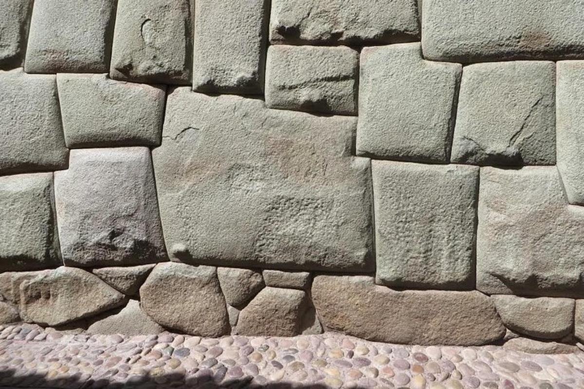 un mur de pedra amb un munt de roques