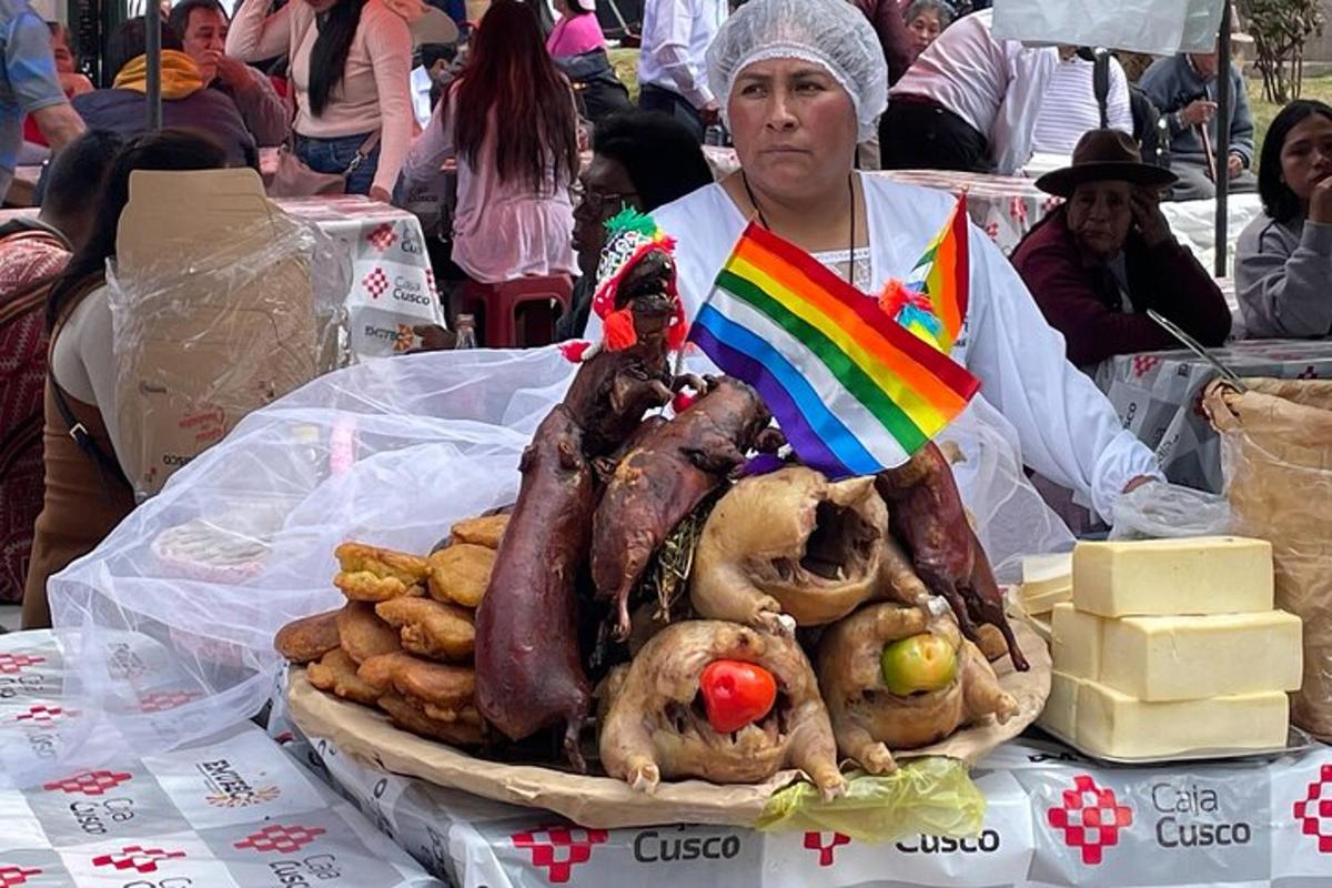 una donna in piedi accanto a un tavolo con un piatto di cibo