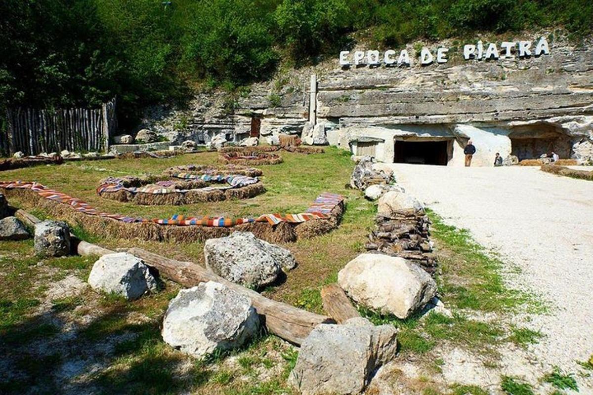 pole s kameny a budova s cedulí