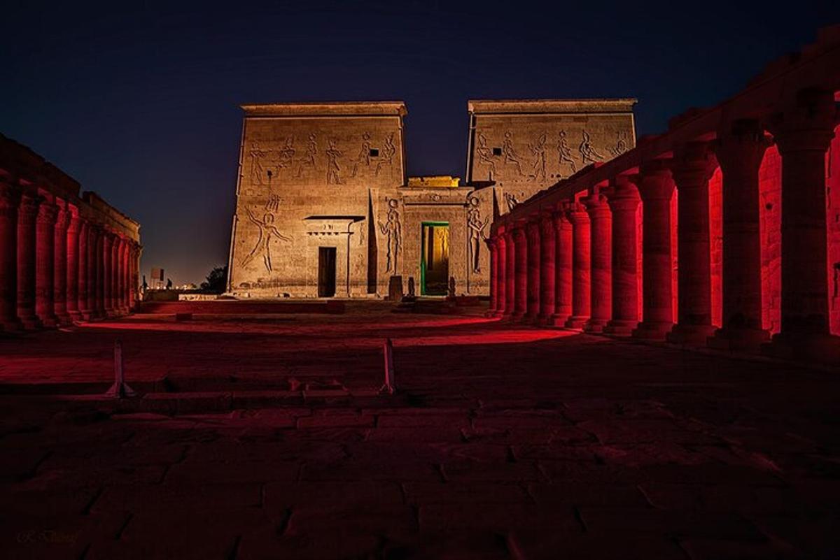 un grand bâtiment avec des colonnes rouges dans la nuit