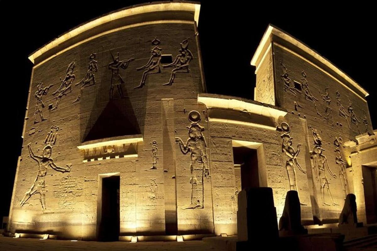 un bâtiment avec des hiéroglyphes dessus la nuit