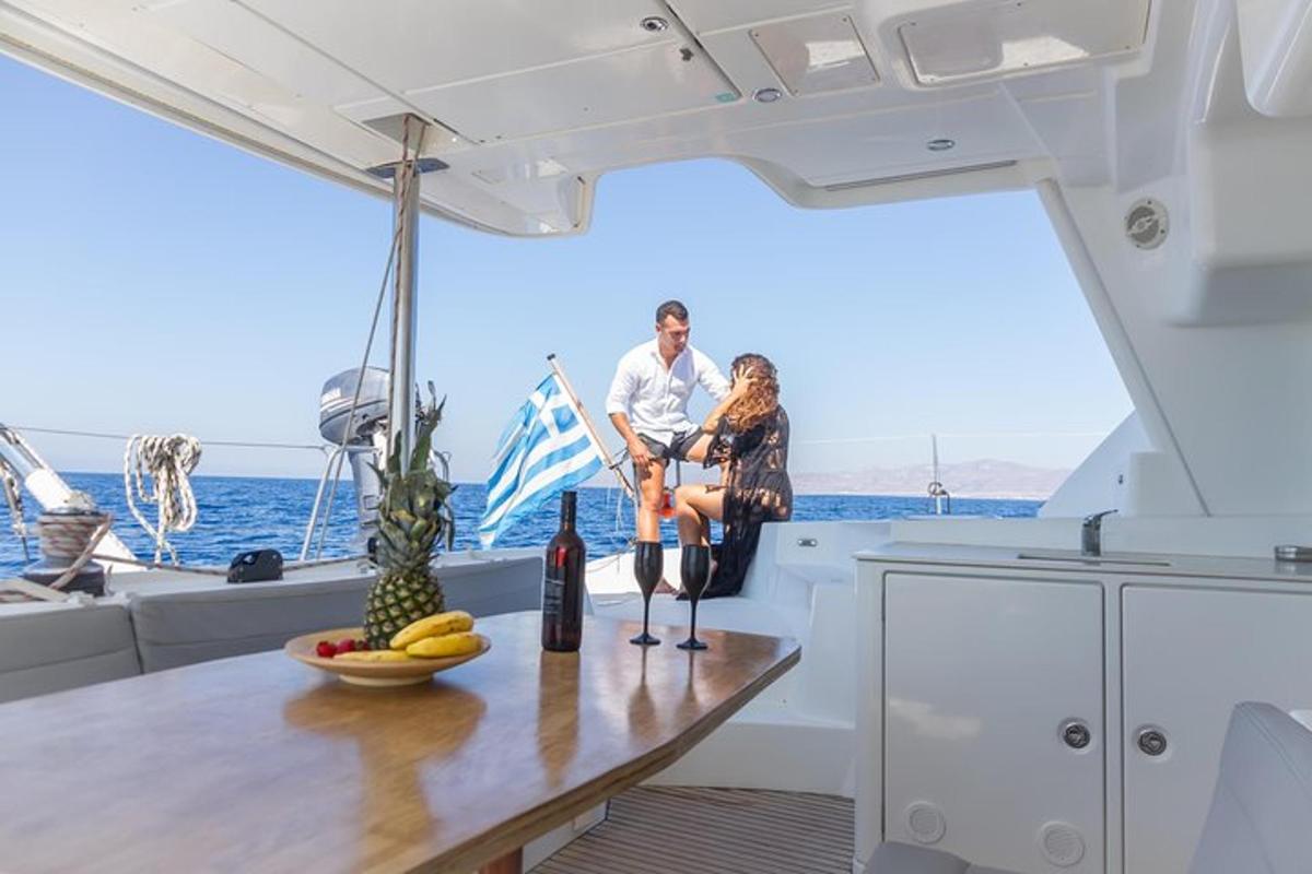 een man en vrouw zitten op een boot met wijnglazen