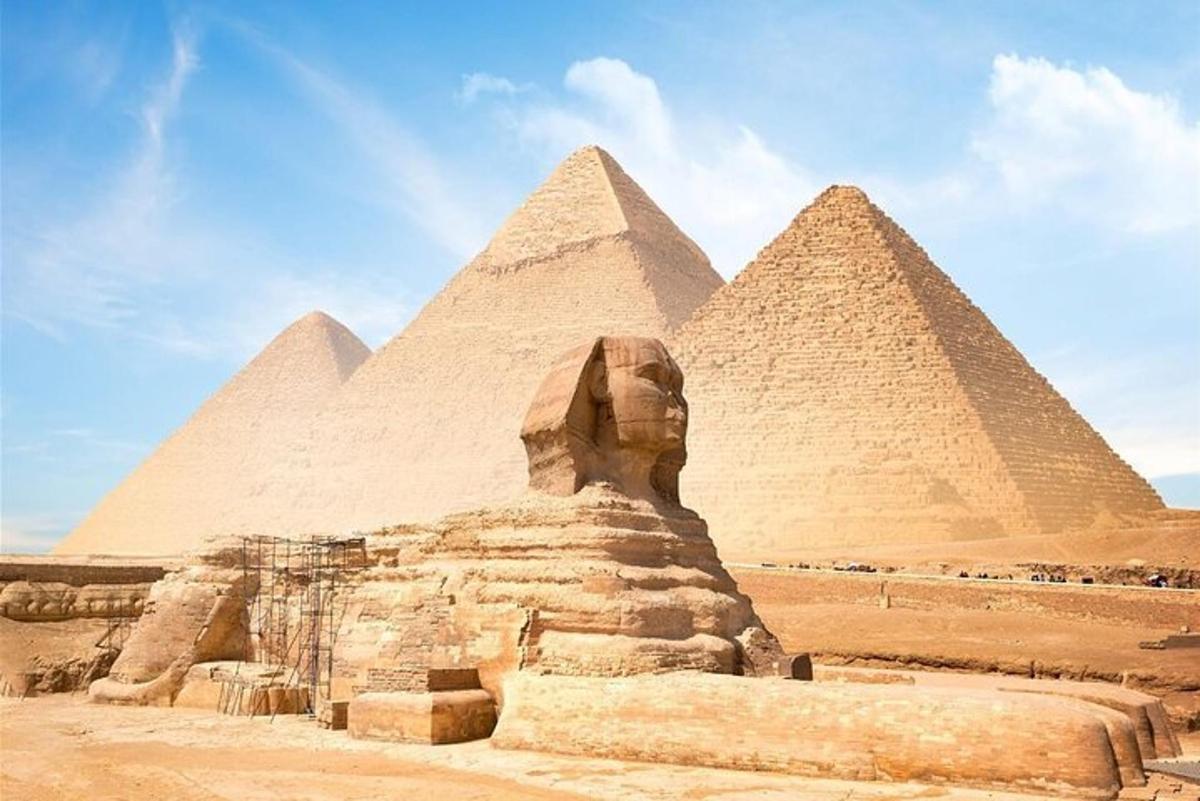 uma estátua em frente às pirâmides de Gizé