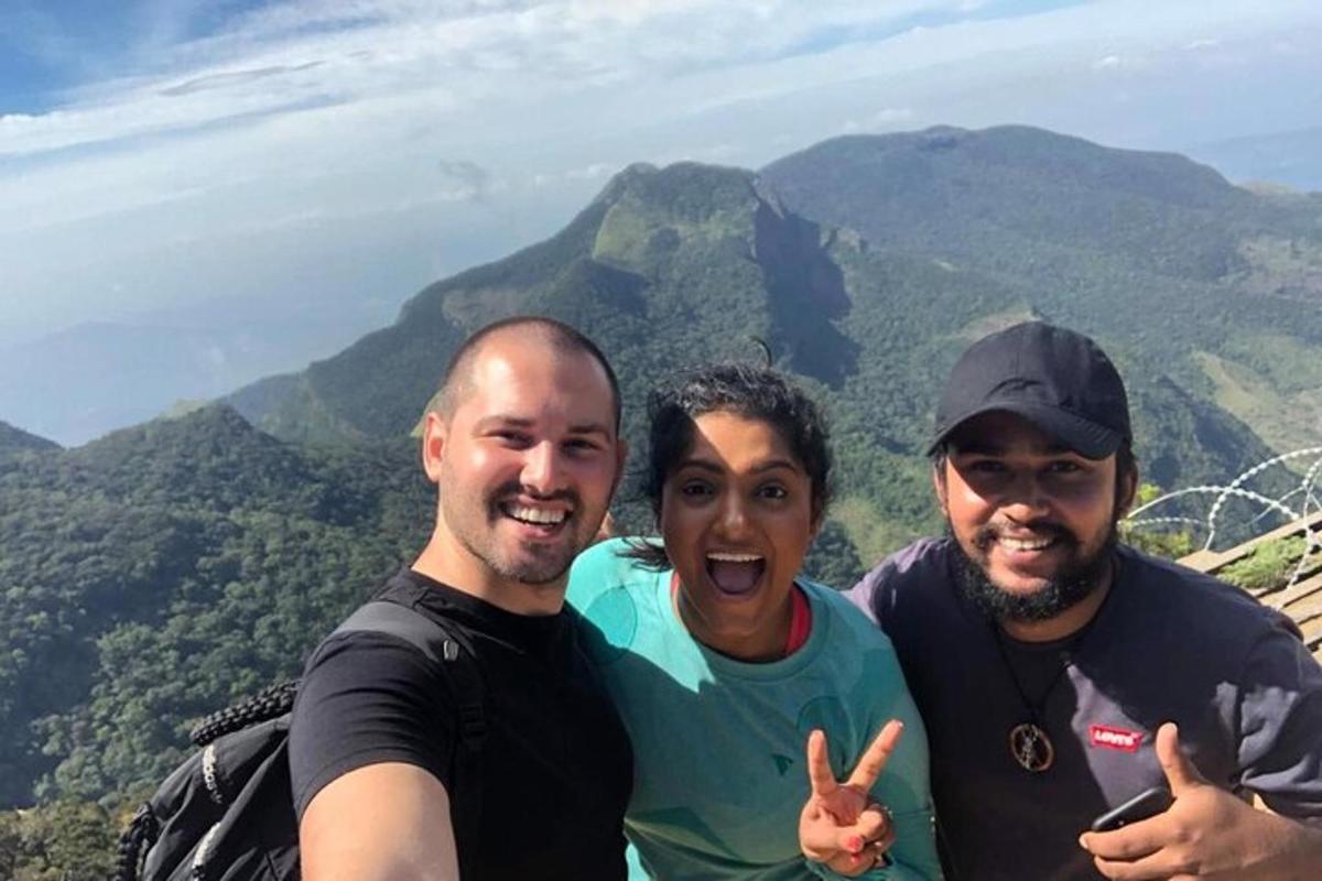tre uomini posano per una foto in montagna