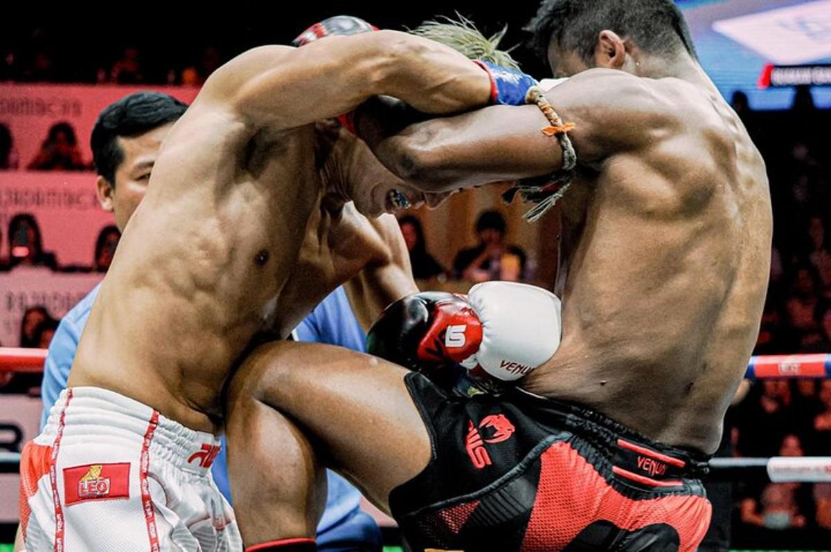 two men are fighting in a boxing match