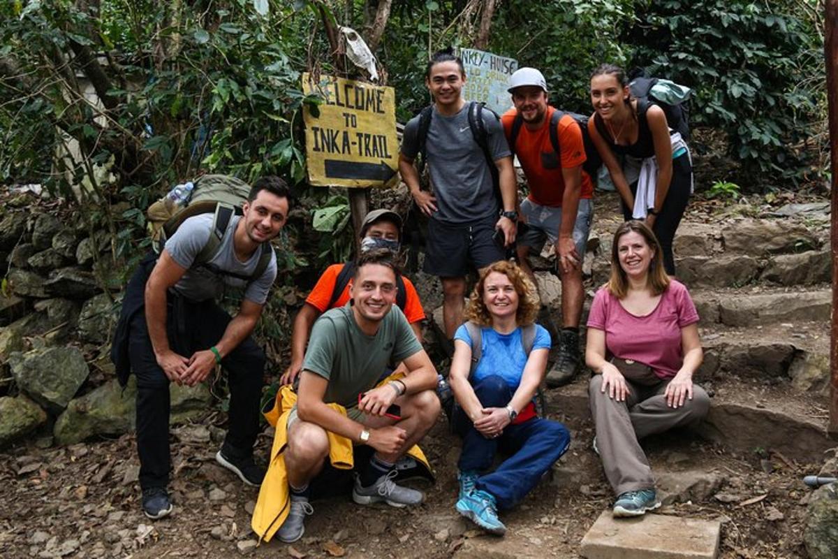 un gruppo di persone in posa per una foto su un sentiero