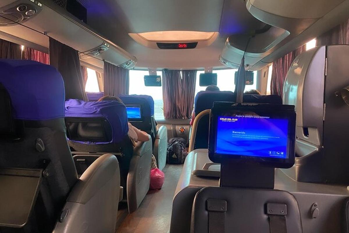 Una vista del interior de un autobús con una pantalla de computadora.