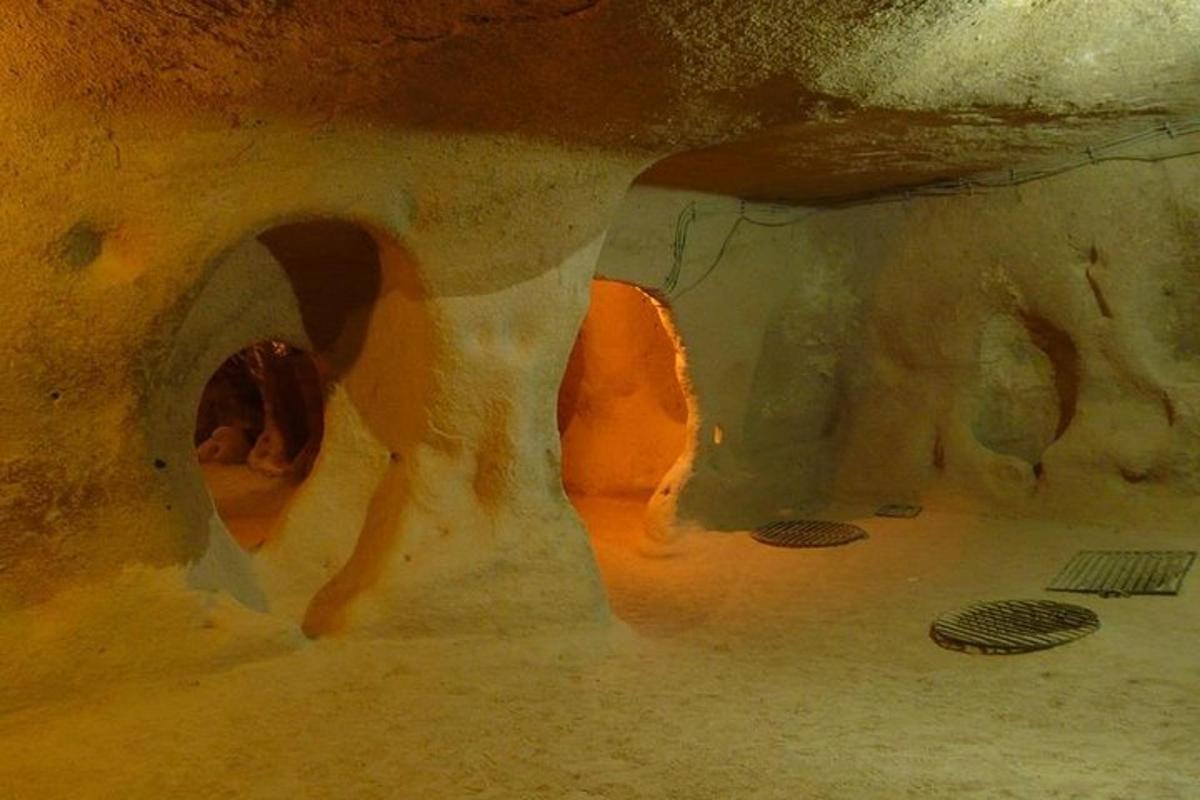 uma vista de uma caverna com um buraco no teto