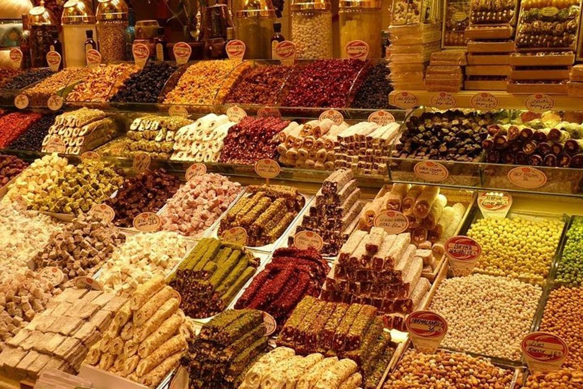 eine Ausstellung verschiedener Arten von Lebensmitteln auf einem Markt