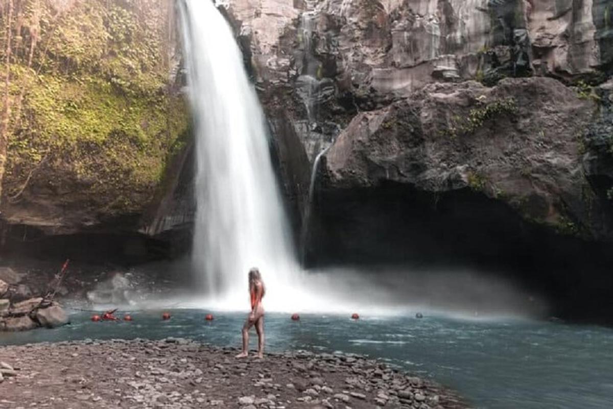 una donna in piedi davanti a una cascata