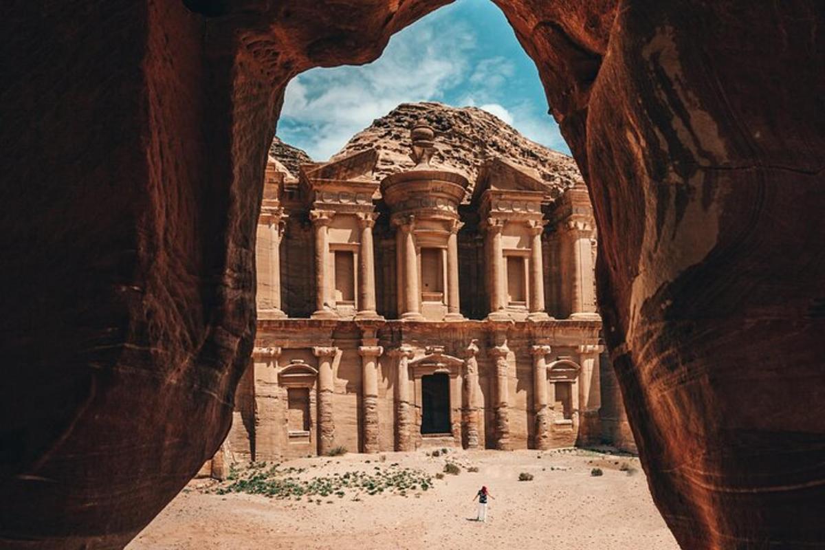 una persona que està dreta davant d'un edifici