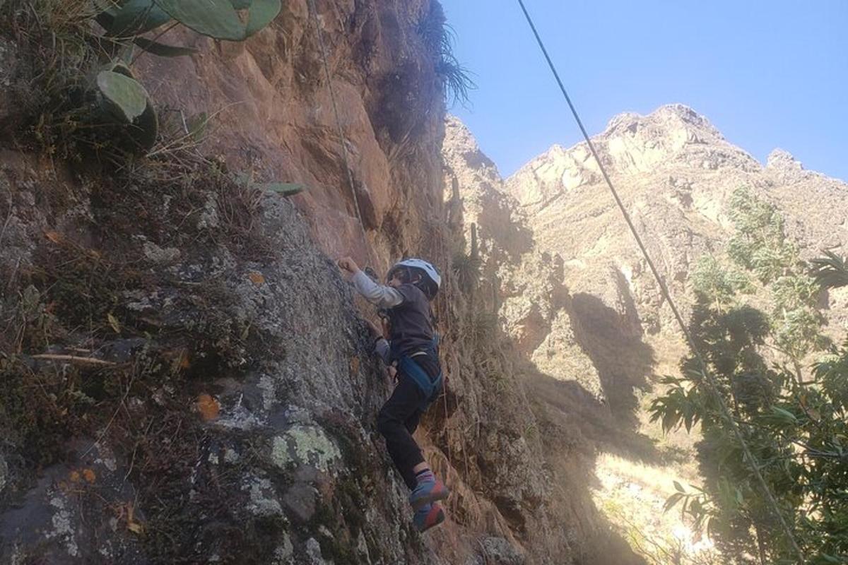une personne escaladant une montagne sur une falaise