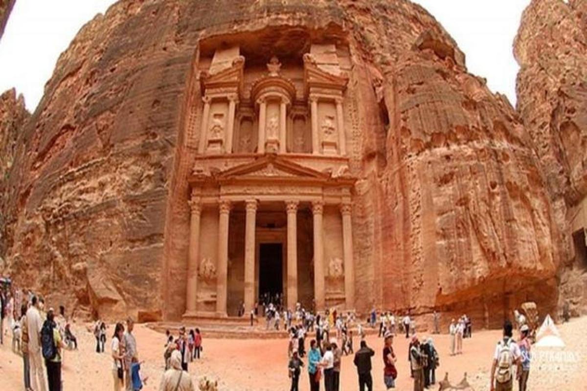un grup de persones dempeus davant d'un edifici