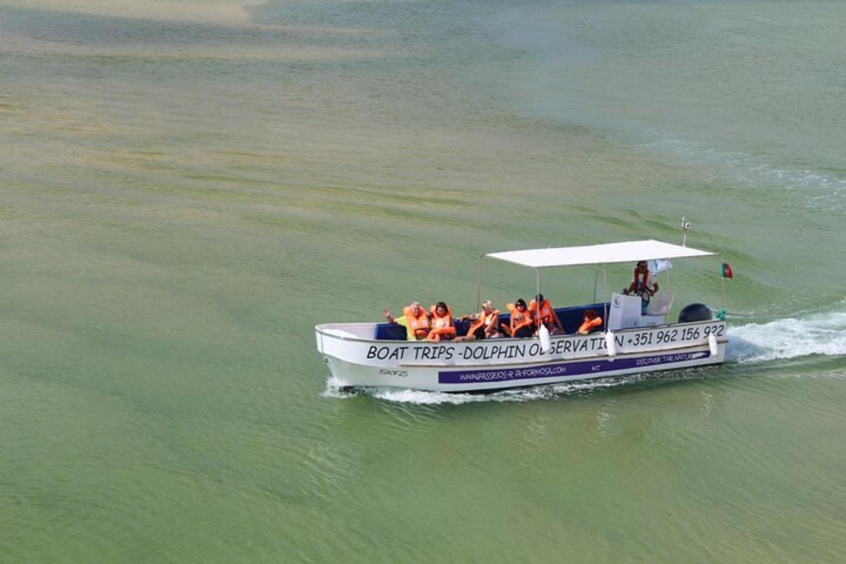 um grupo de pessoas em um barco na água