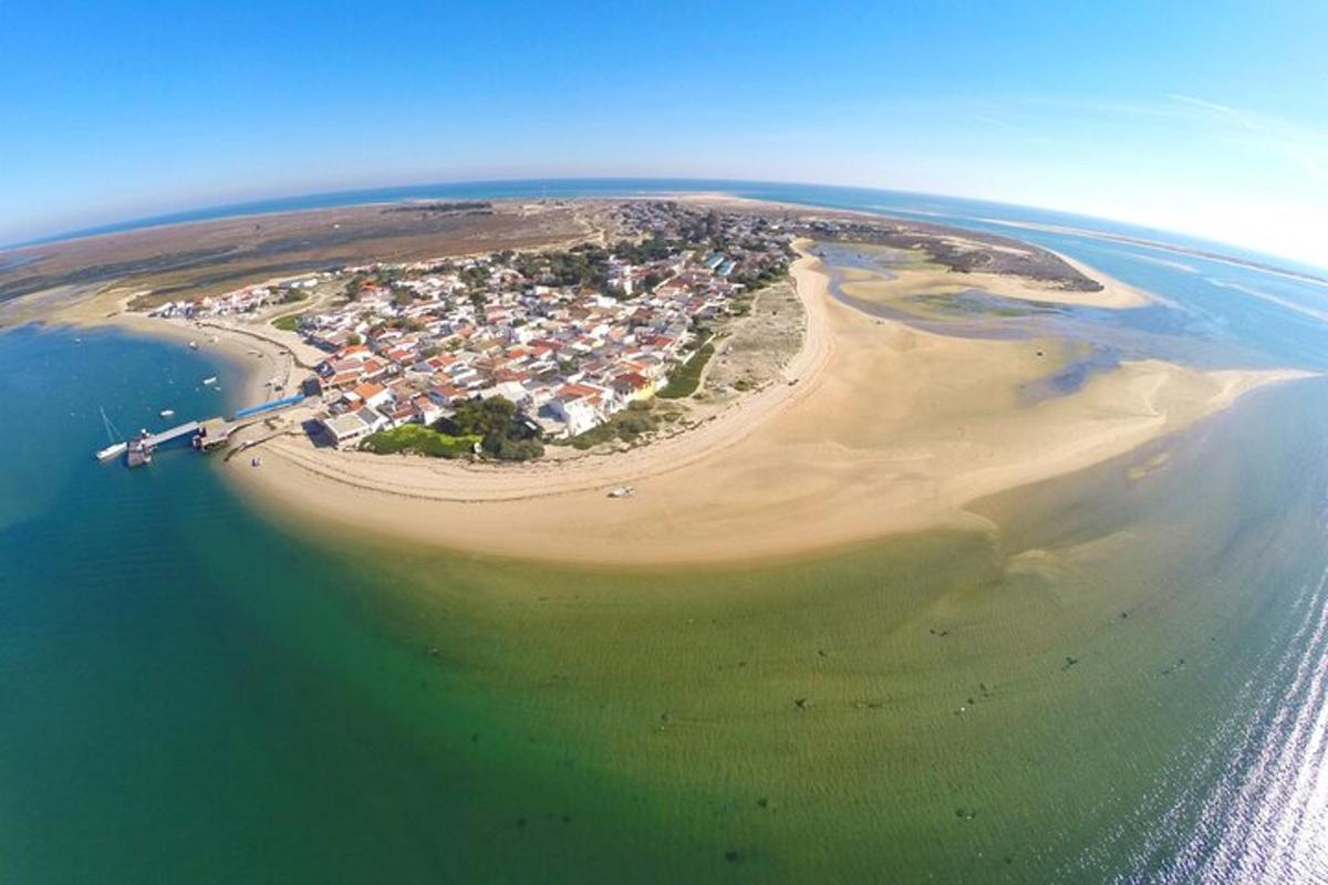 uma vista aérea de uma ilha no oceano