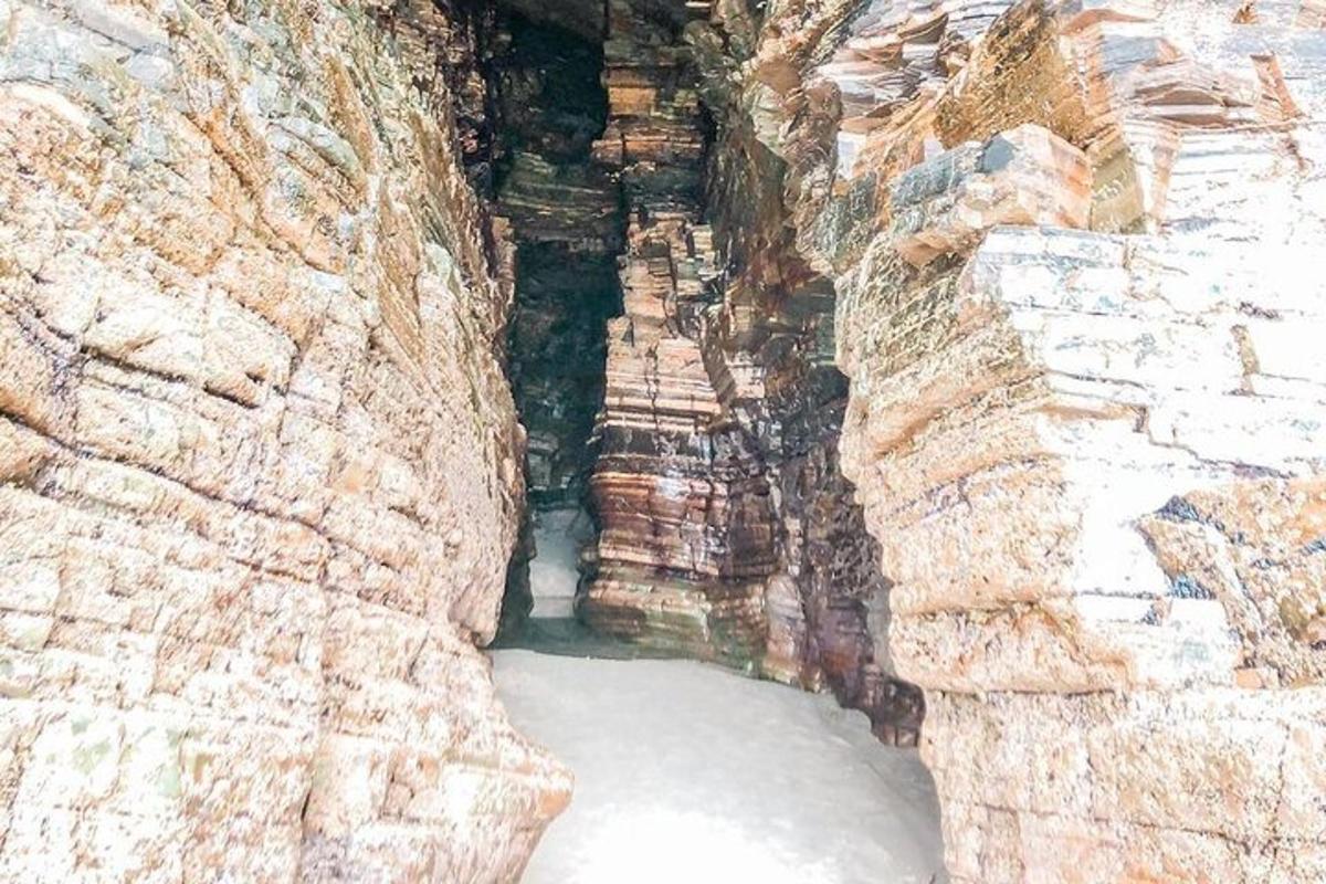 una cueva en la ladera de un acantilado rocoso