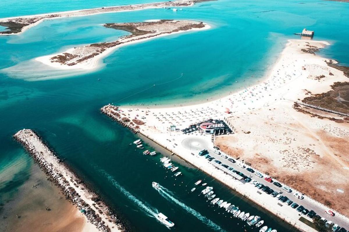 uma vista aérea de uma praia com barcos na água