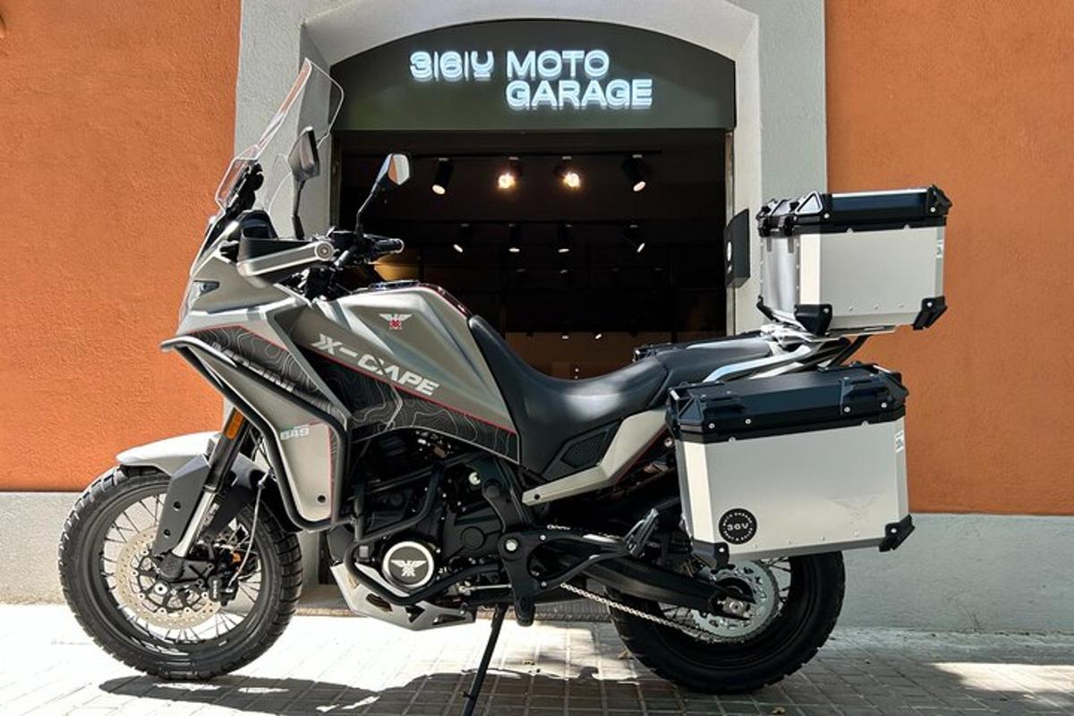una moto parcheggiata davanti a un garage