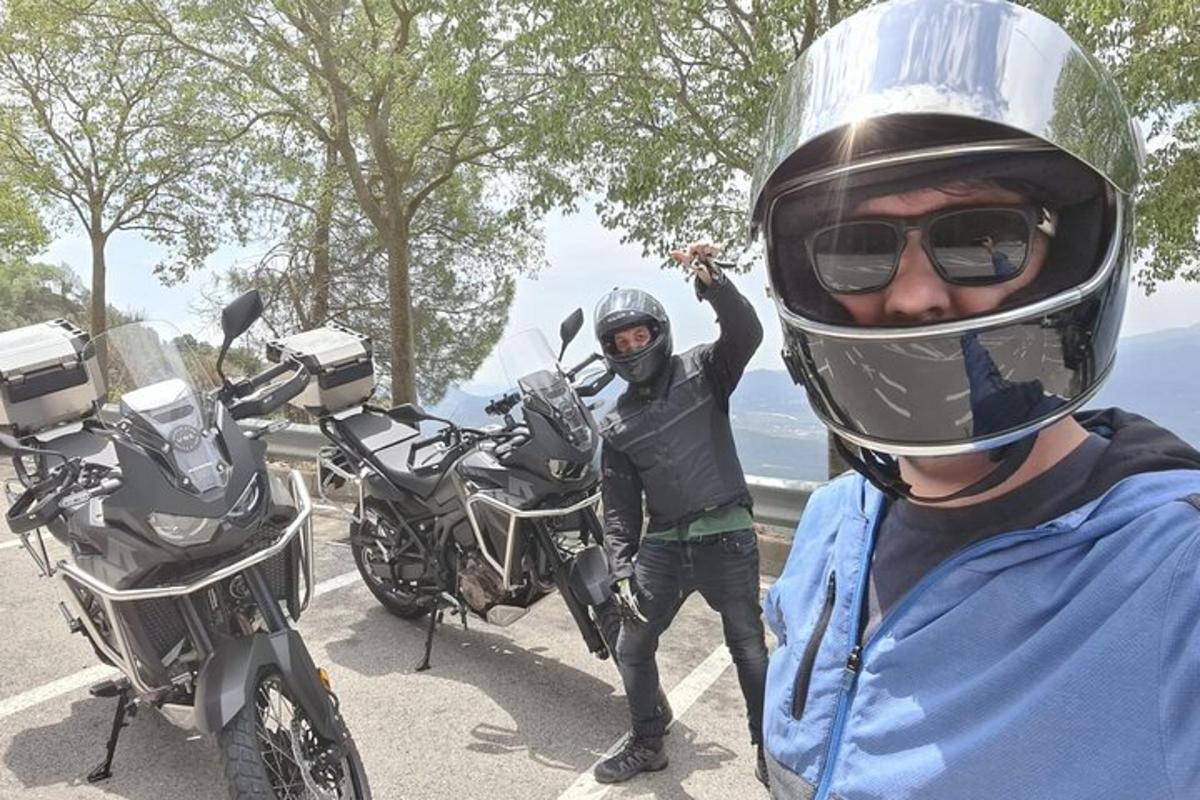 due persone sono in piedi accanto alle loro motociclette