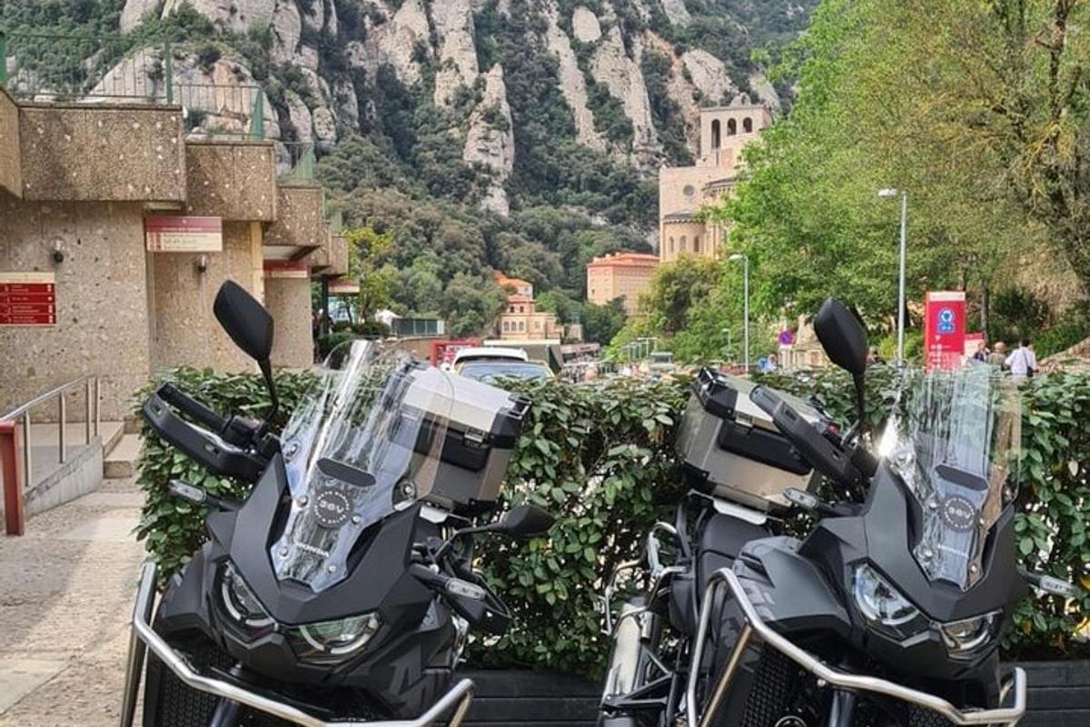 due motociclette parcheggiate sul ciglio di una strada