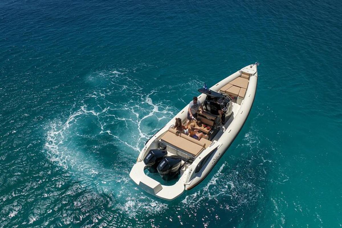 un gruppo di persone su una barca in acqua
