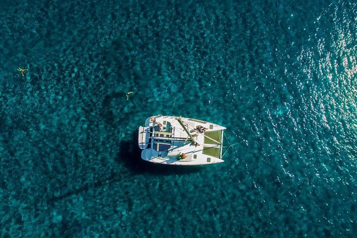 uma visão aérea de um barco na água