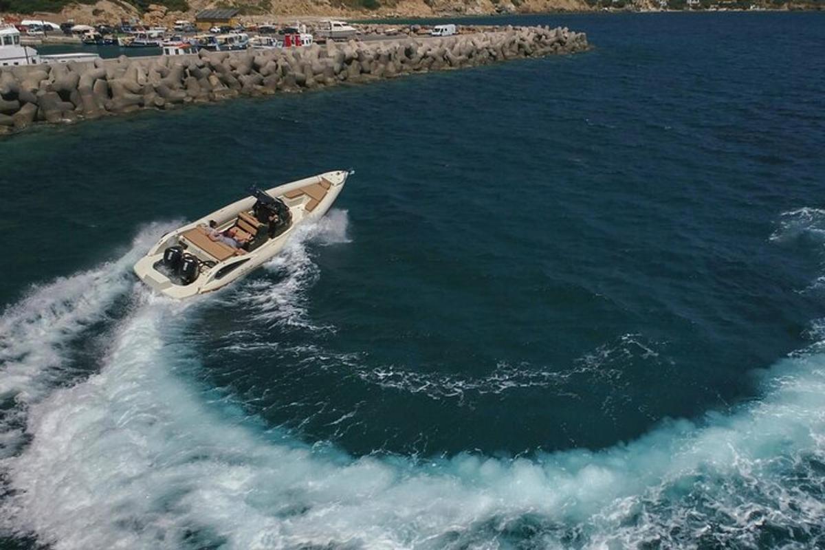 una barca in acqua su uno specchio d'acqua