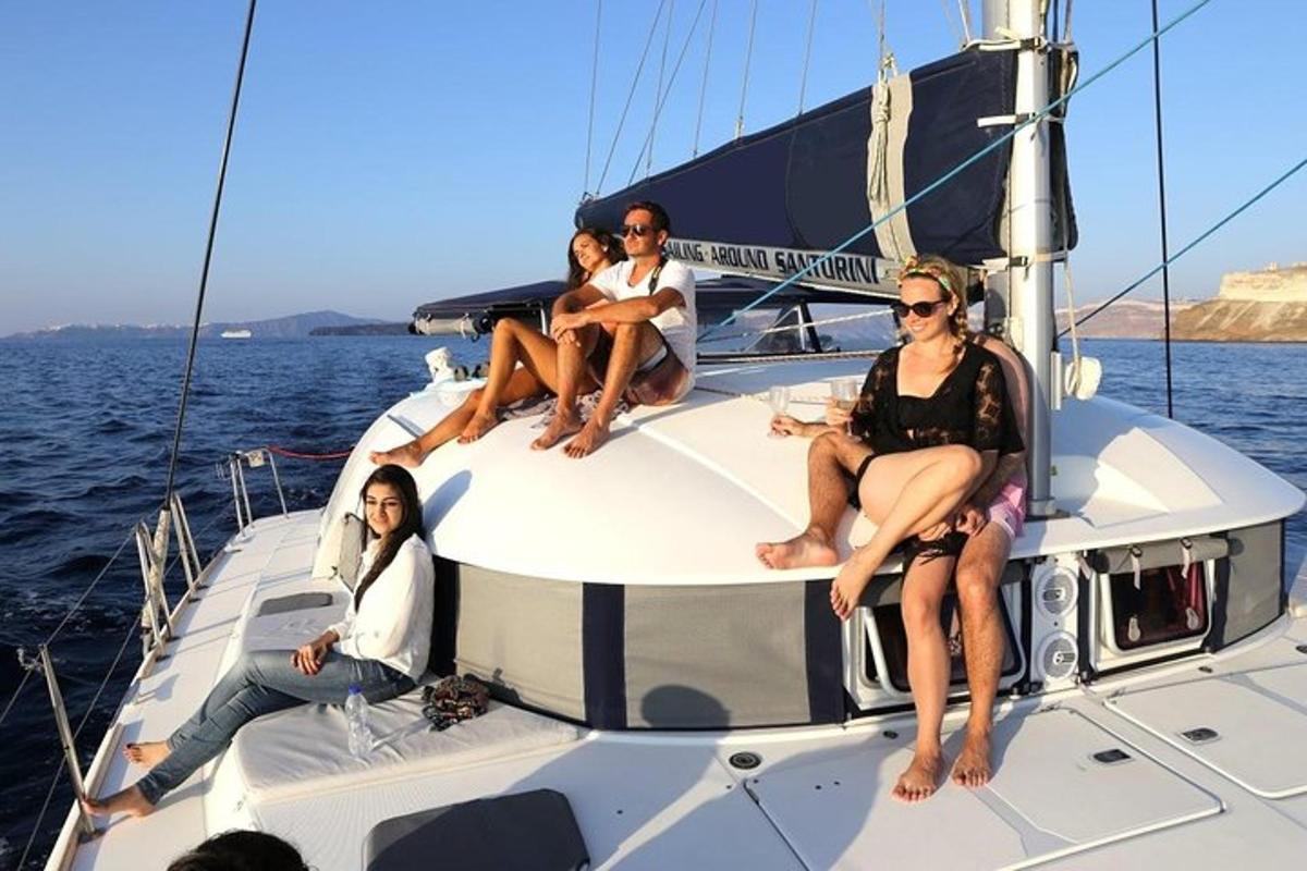 um grupo de mulheres sentadas em um barco na água