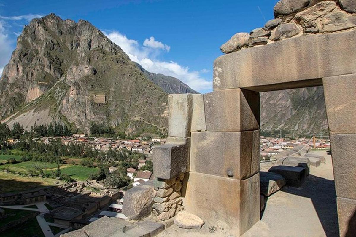Un edificio de piedra con una montaña al fondo.