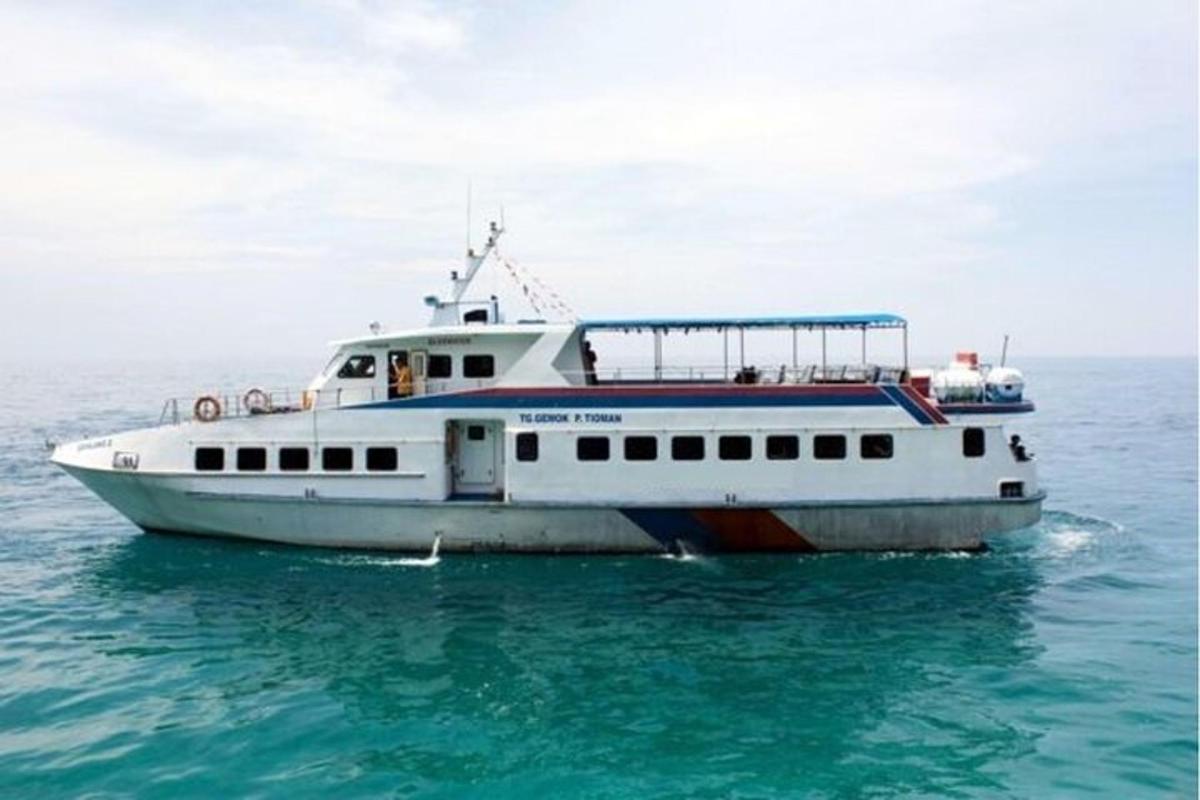 ein großes weißes Boot, das im Wasser schwimmt