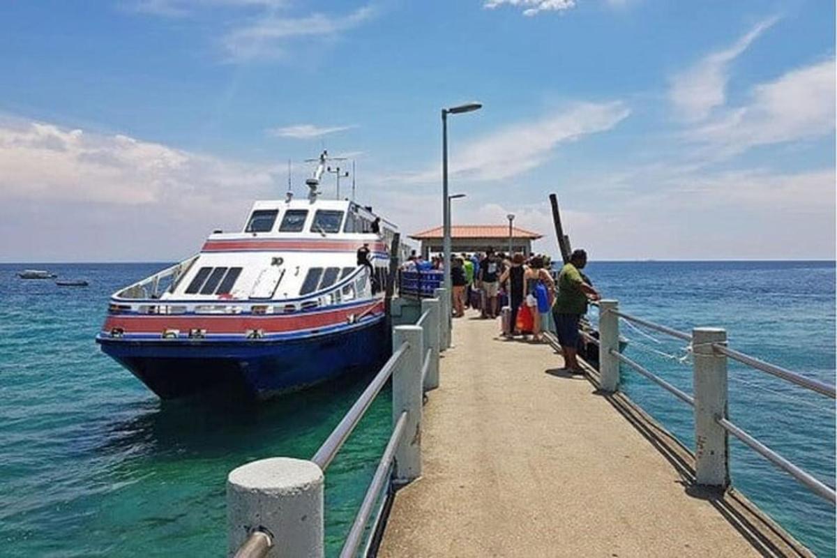 eine Gruppe von Menschen steht mit einem Boot auf einem Pier