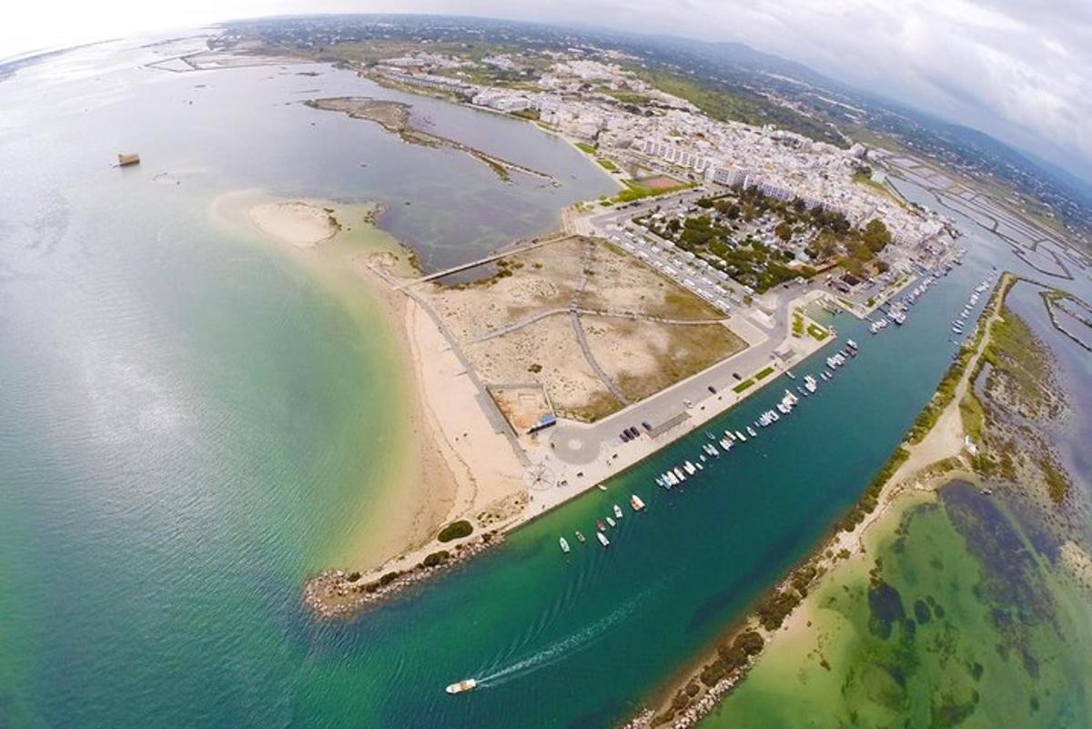 pemandangan udara pulau di dalam air