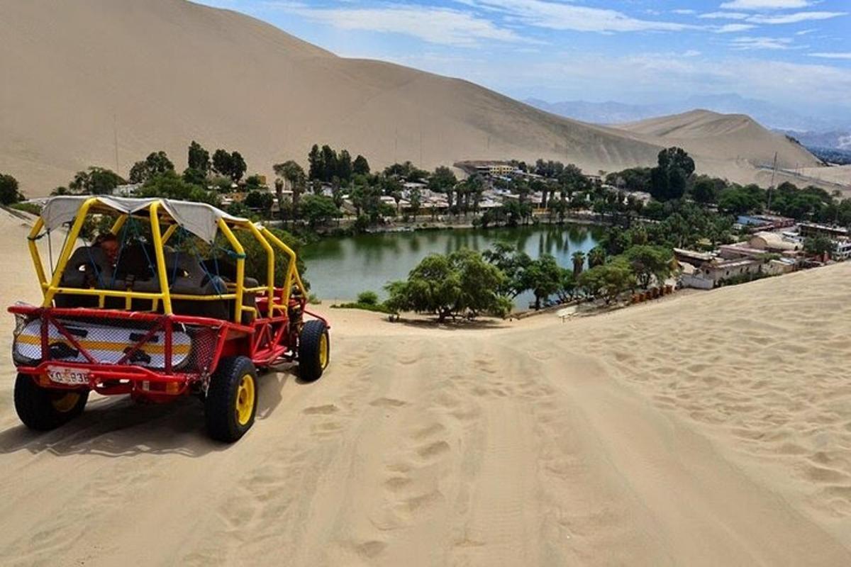 un carro rosso e giallo che attraversa il deserto