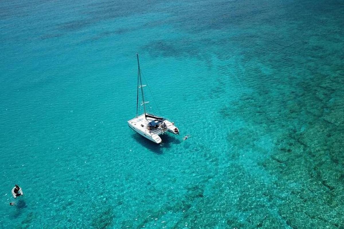 una barca in acqua con una persona nell'oceano