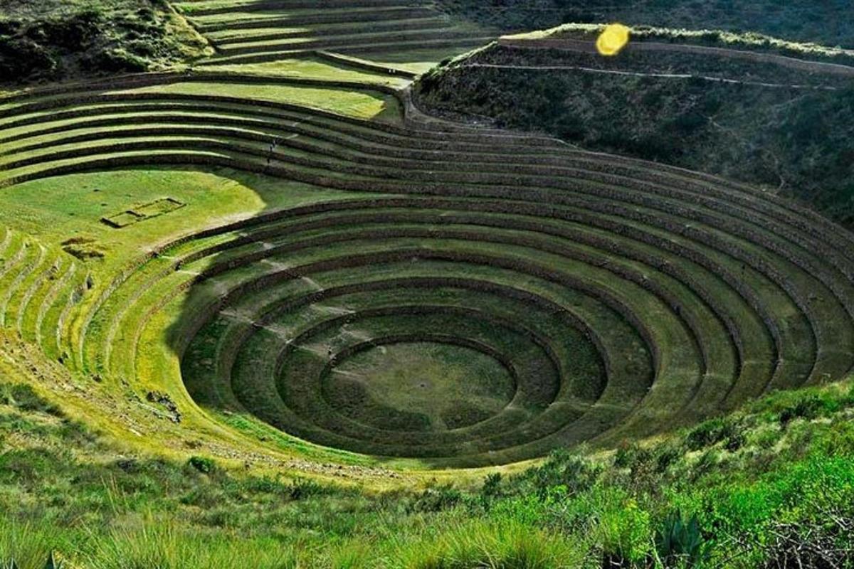 草地上的一座古老圆形剧场
