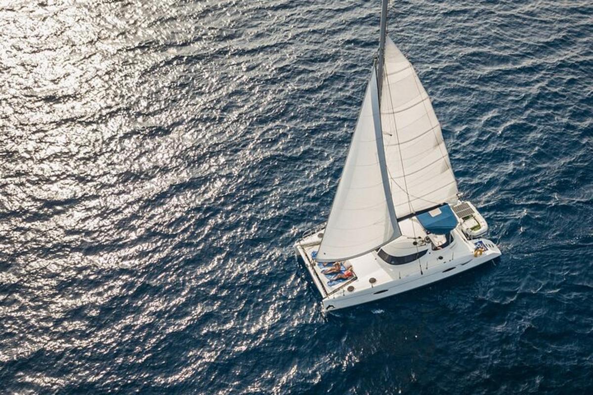 una barca a vela bianca nell'acqua