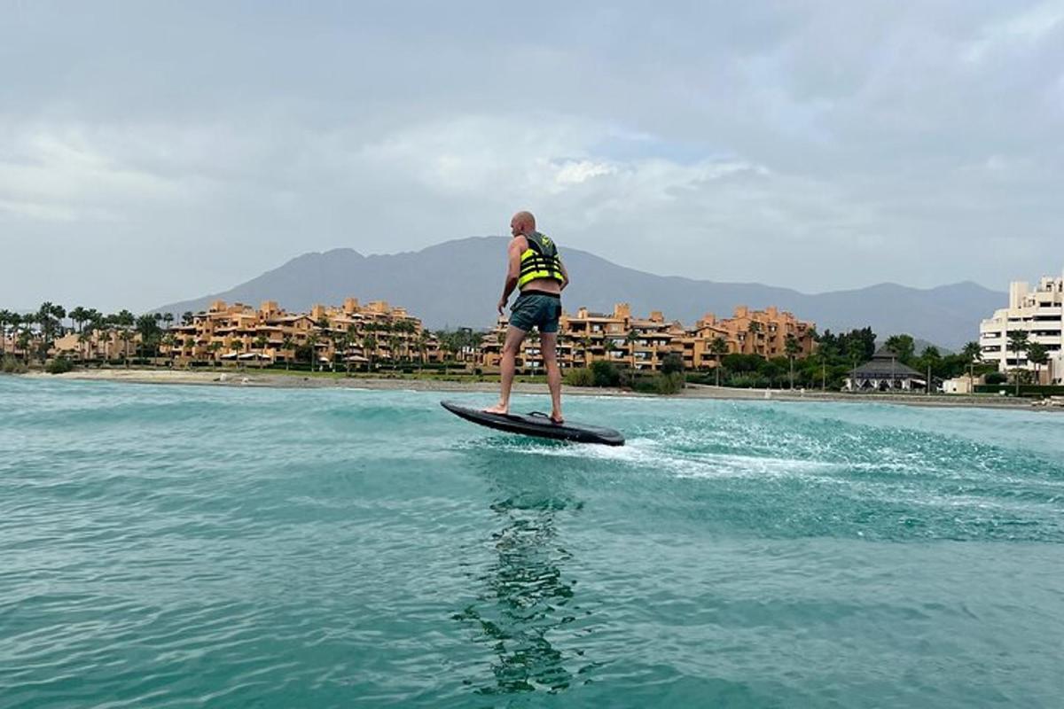 un uomo su una tavola da paddle in acqua