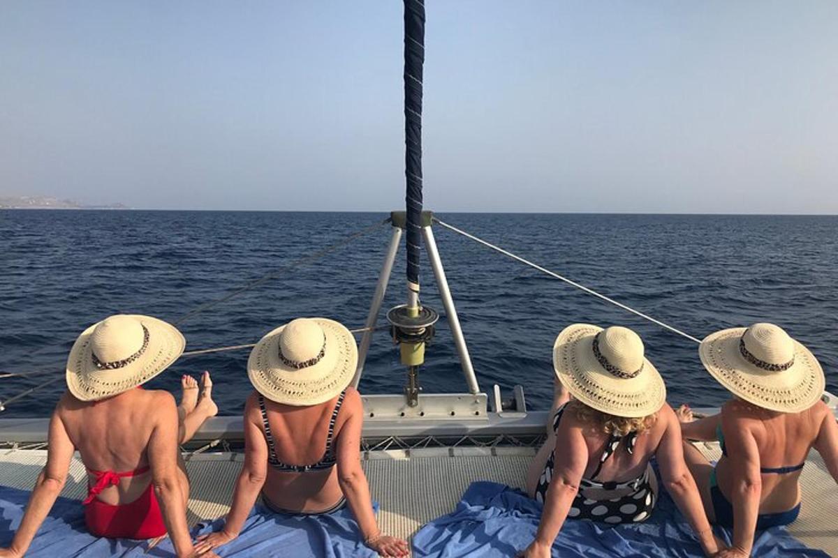 група людей, що сидять на задній частині човна