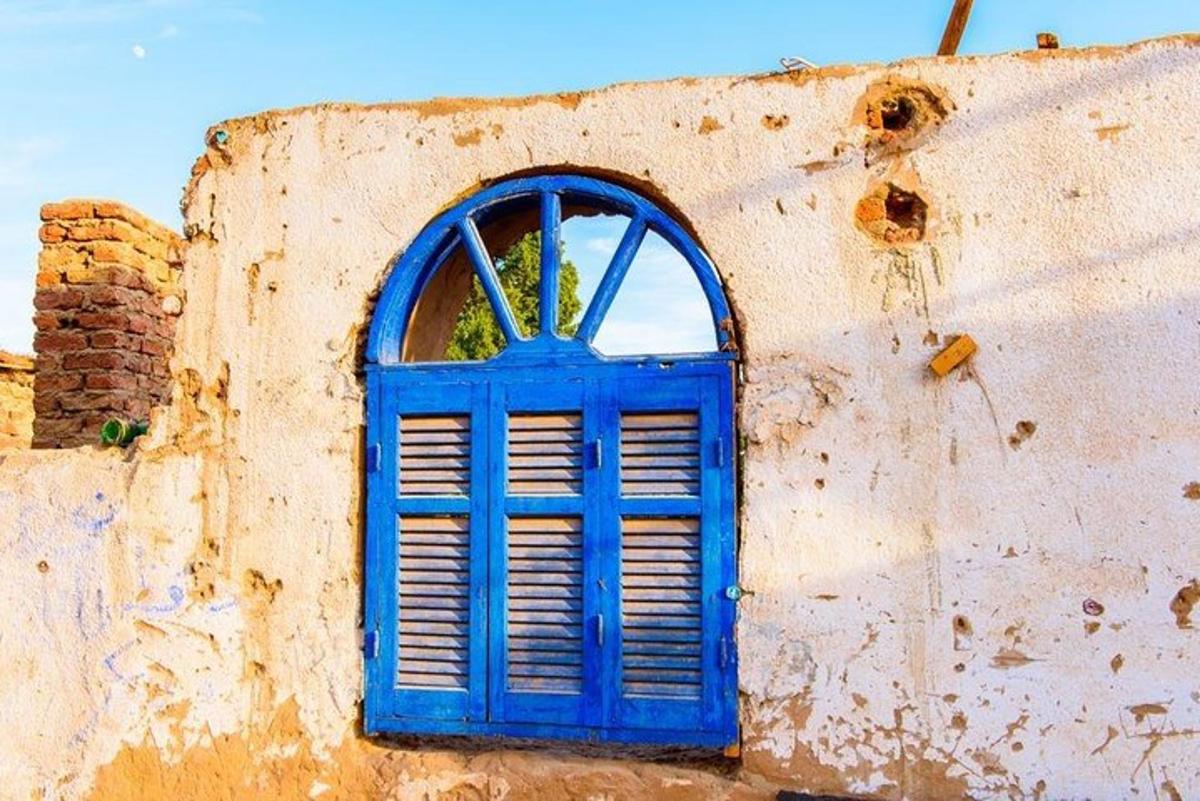 una puerta azul en el costado de un edificio