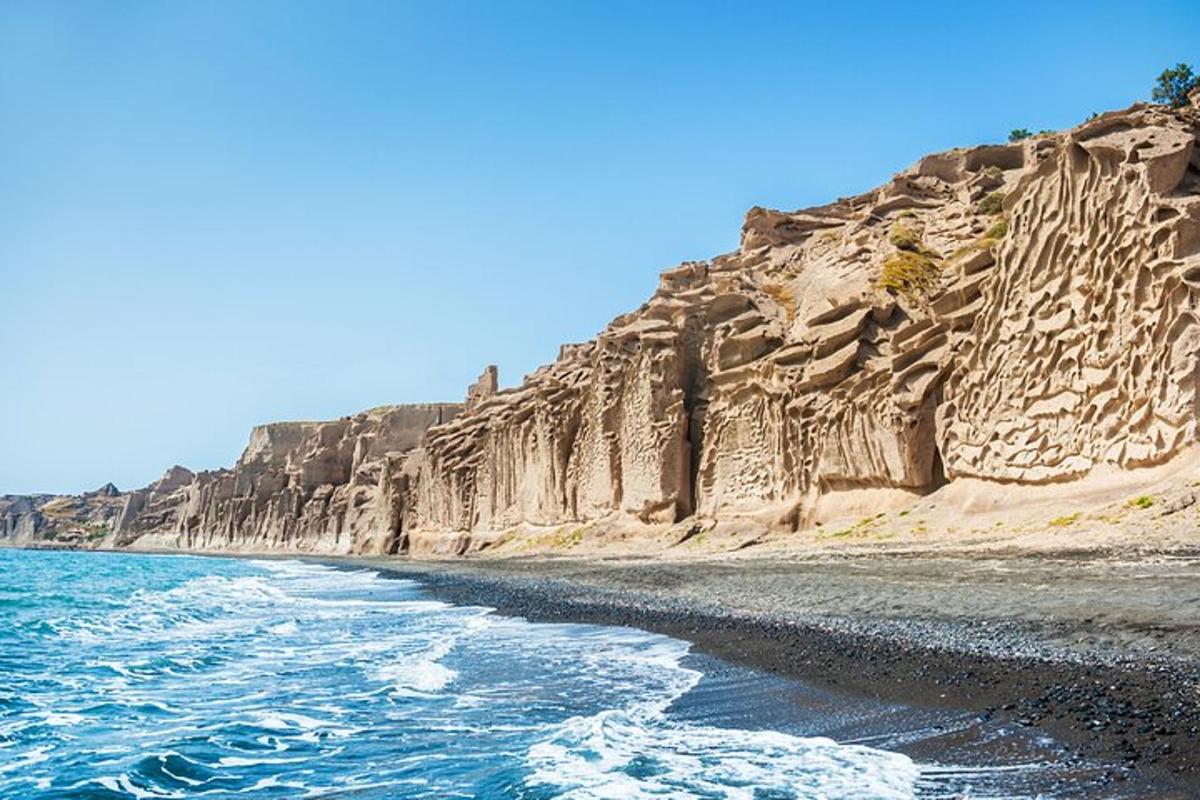 pantai dengan tebing berbatu di sebelah lautan
