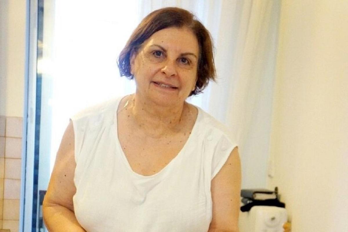 žena stojící před zrcadlem