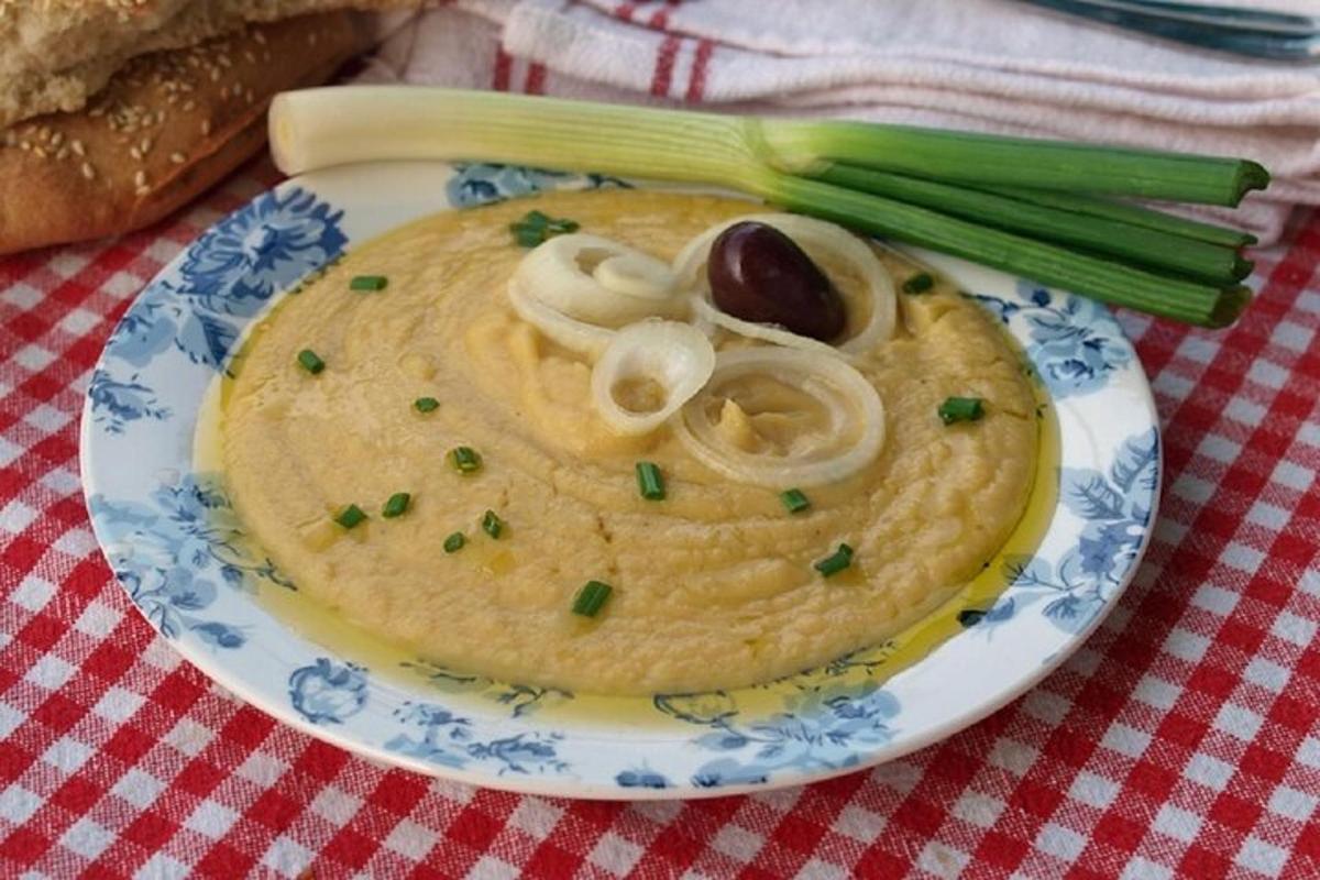 talíř jídla s cibulí a celerem na stole