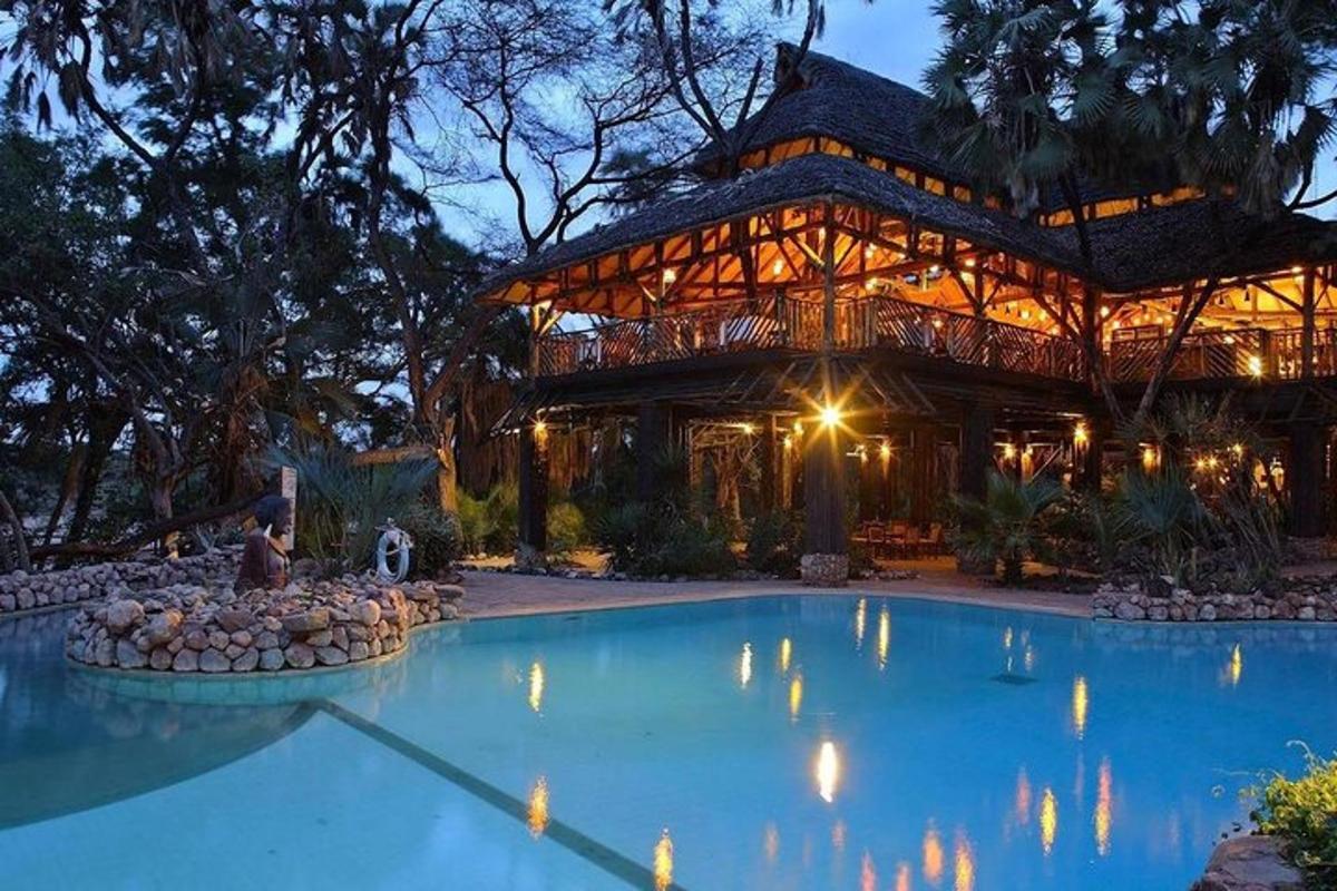 sebuah rumah besar dengan kolam besar di hadapannya